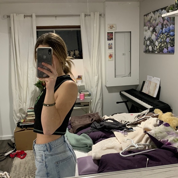 Crop top with dragon detail - Picture 4 of 4